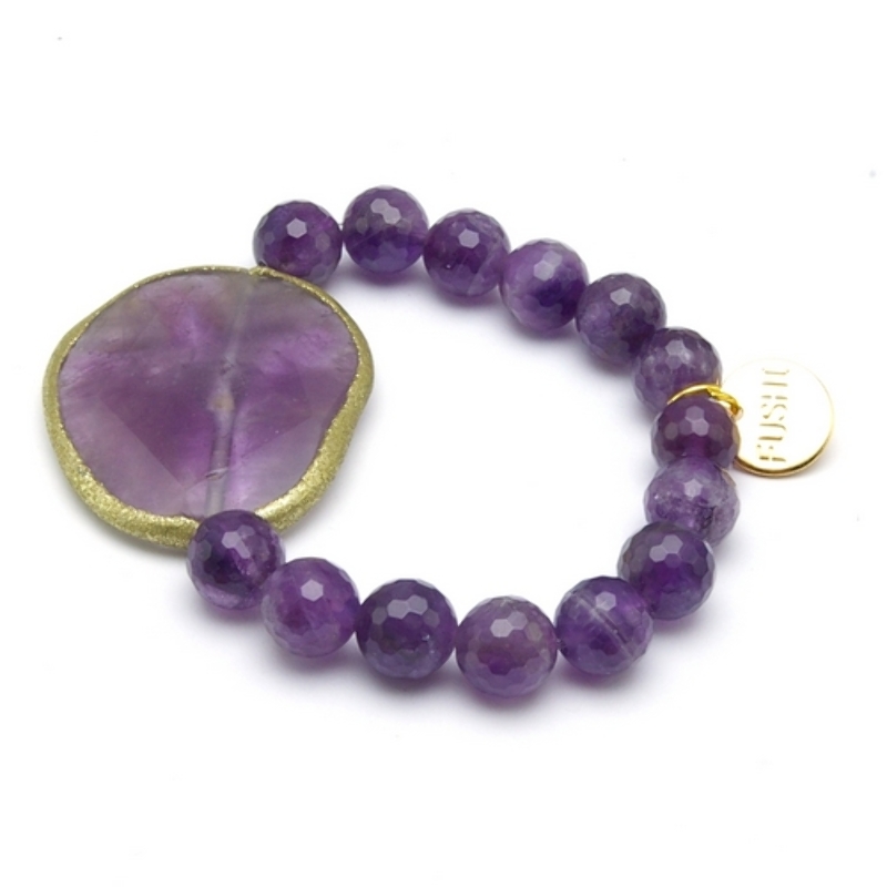 Armband met grote platte amethyst steen en gouden rand