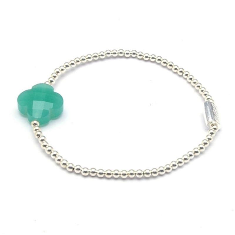 Armband verzilverde balletjes en facet klaver steen