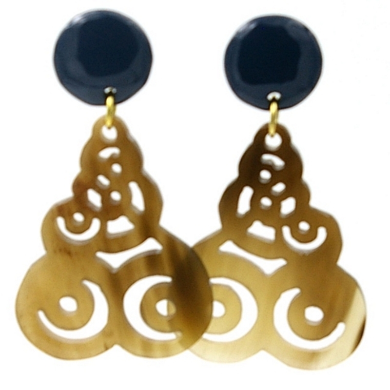 Oorbellen buffelhoorn hangend ornament met donkerblauwe knop