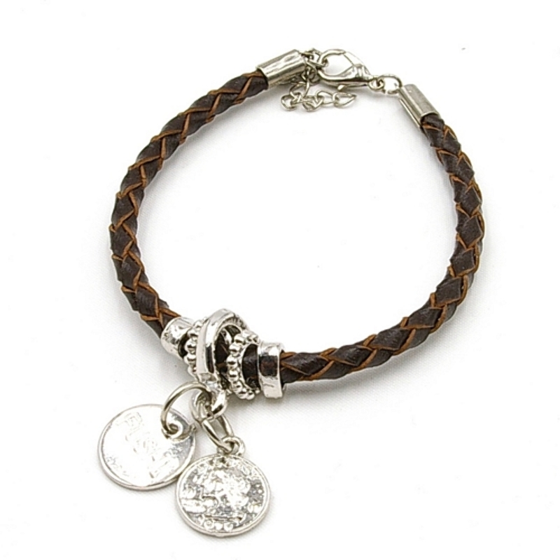 Armband gevlochten natuurleer met verzilverde bedels
