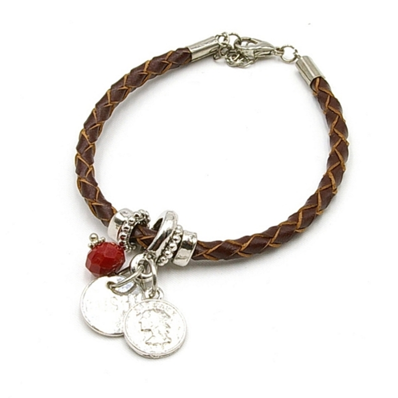 Armband gevlochten natuurleer met verzilverde bedels