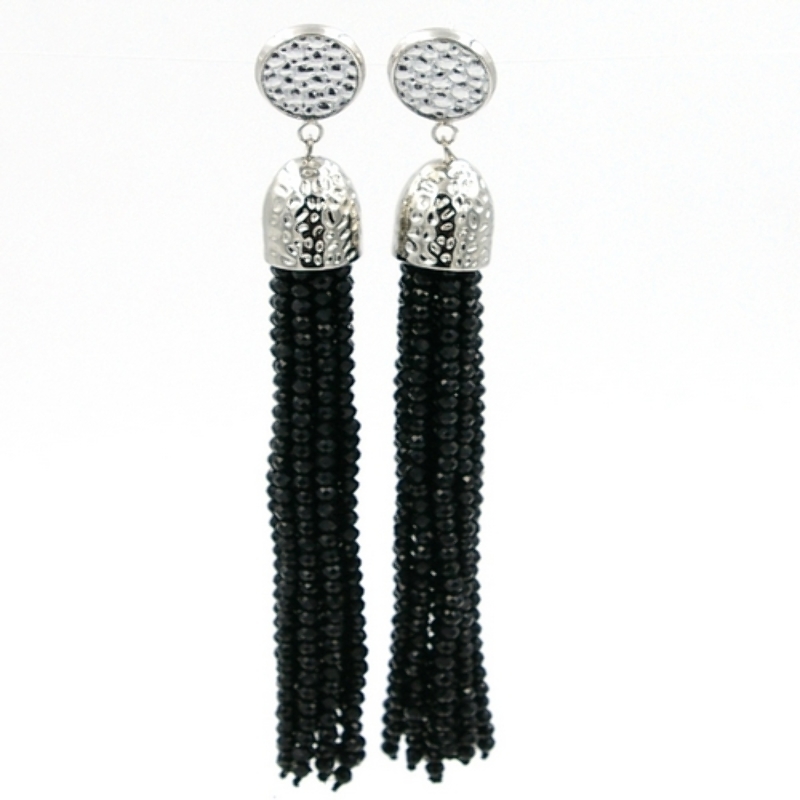Oorbellen kwast facetkralen zwart met metalen kapje en met leer ingelegde steker zilver