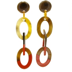 Oorbellen buffel hoorn 3 rij onder elkaar rood