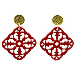 Oorbellen buffelhoorn ornament vierkant rood lacquer met gouden knop