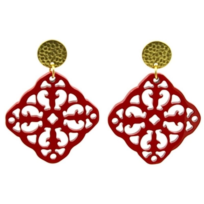 Oorbellen buffelhoorn ornament vierkant rood lacquer met gouden knop