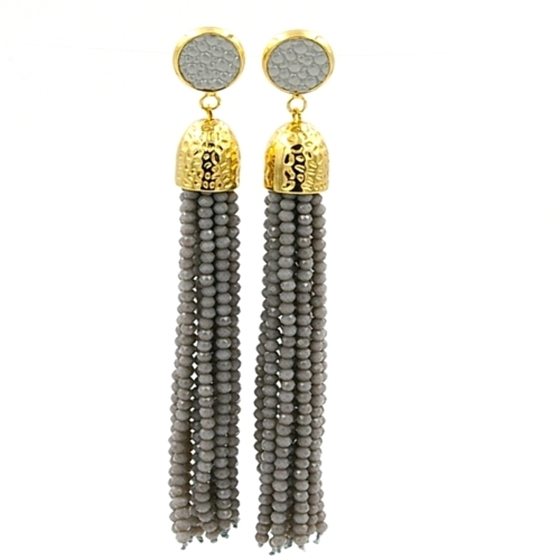 Oorbellen kwast facetkralen grijs met metalen kapje en met leer ingelegde steker goud