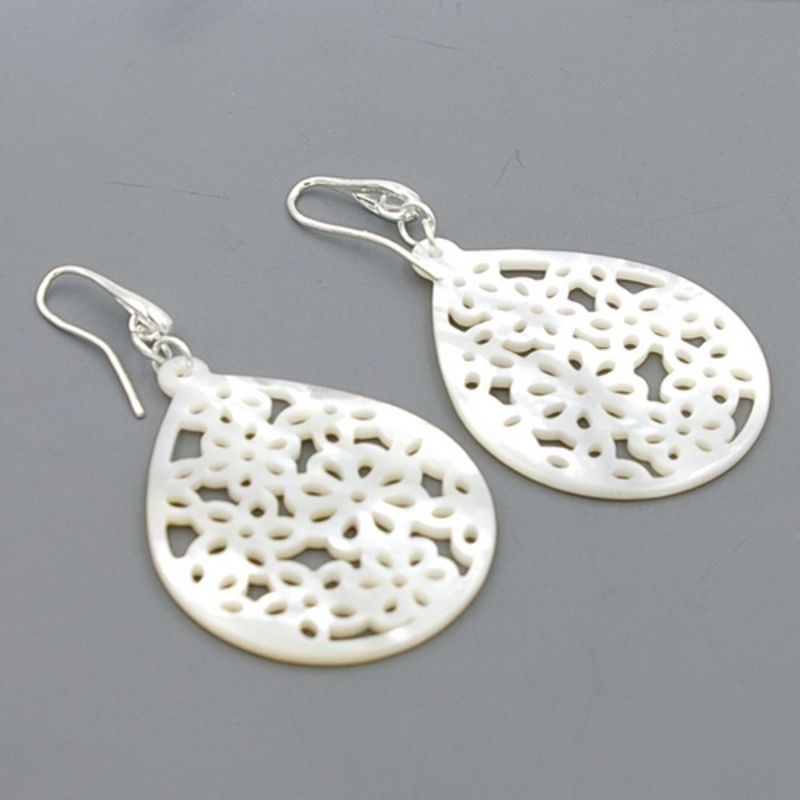 Oorbellen mother of pearl opengewerkte druppel champagne