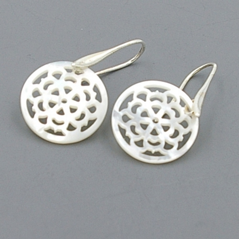 Oorbellen mother of pearl rond champagne met zilveren haakjes