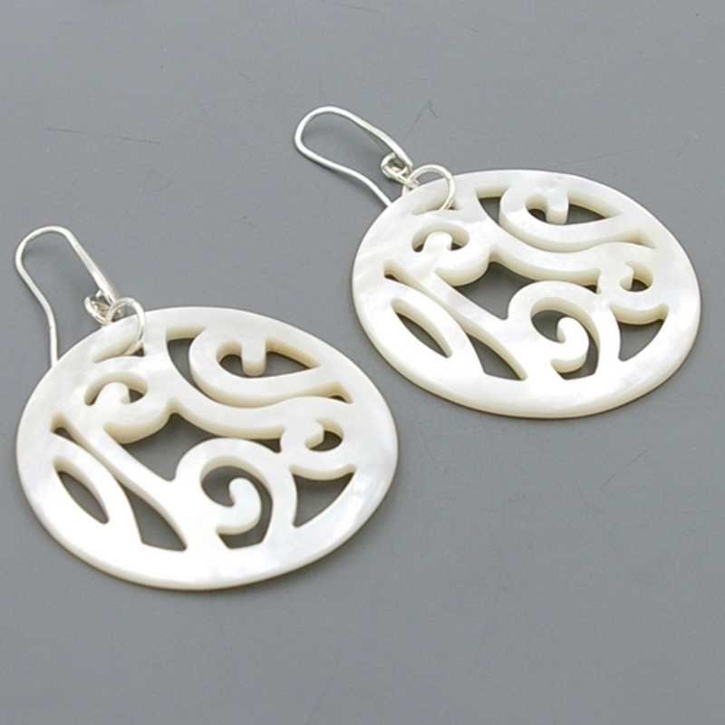 Oorbellen mother of pearl rond opengewerkt champagne