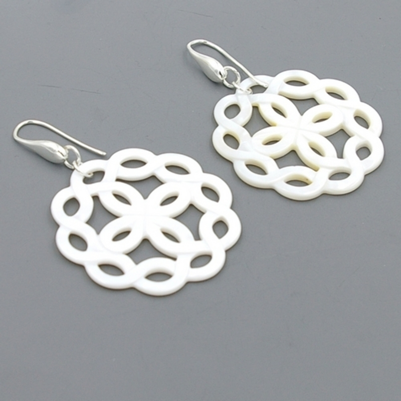 Oorbellen mother of pearl rond gevlochten champagne met zilveren haakjes