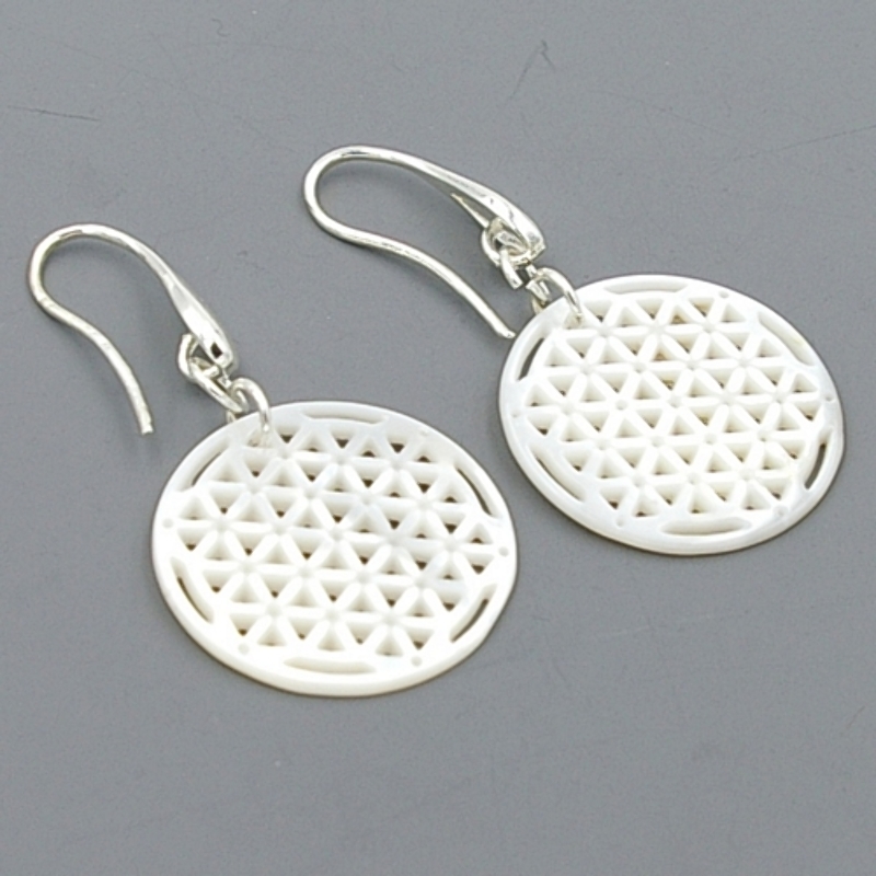 Oorbellen mother of pearl rond opengewerkte driehoekjes