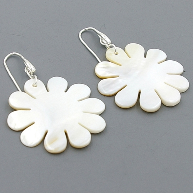 Oorbellen mother of pearl bloem champagne met zilveren haakjes