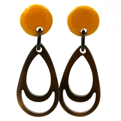 Oorbellen buffel hoorn druppel naturel met abricot knop