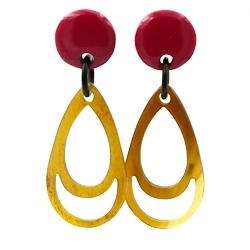 Oorbellen buffelhoorn druppel naturel met fuchsia knop