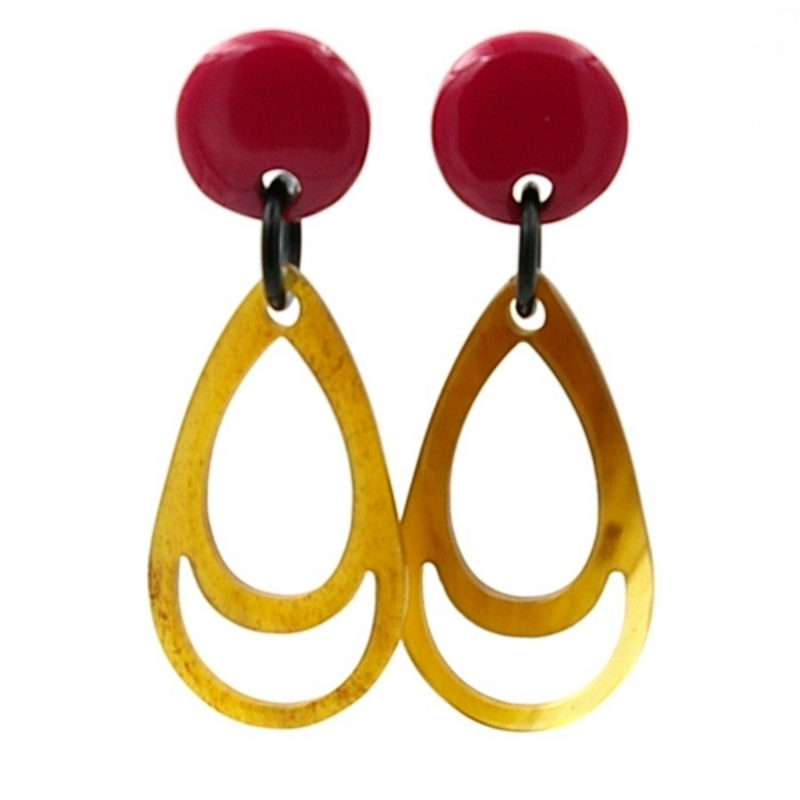 Oorbellen buffelhoorn druppel naturel met fuchsia knop