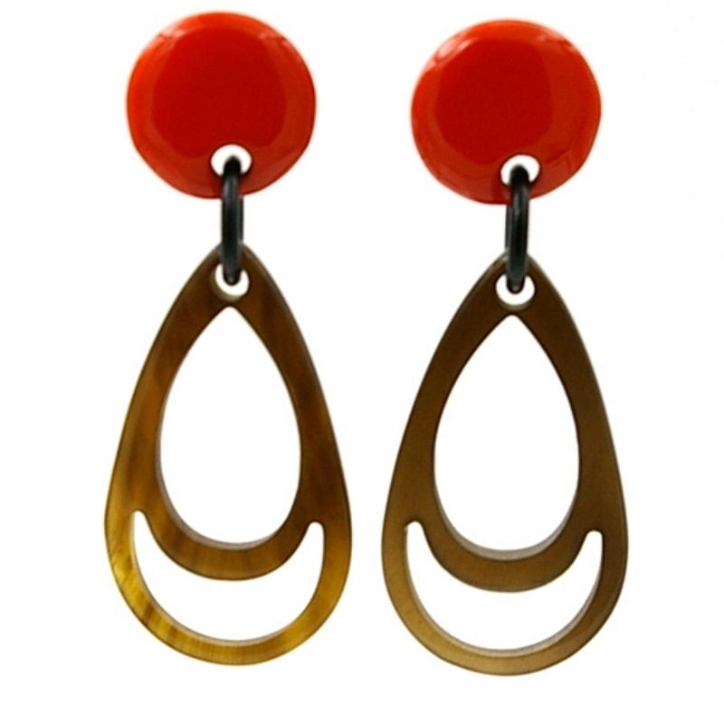 Oorbellen buffelhoorn druppel naturel met oranje knop