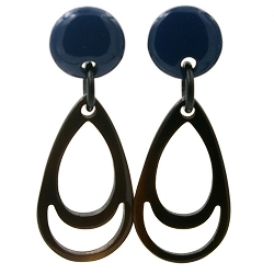 Oorbellen buffelhoorn druppel naturel met donkerblauw knop
