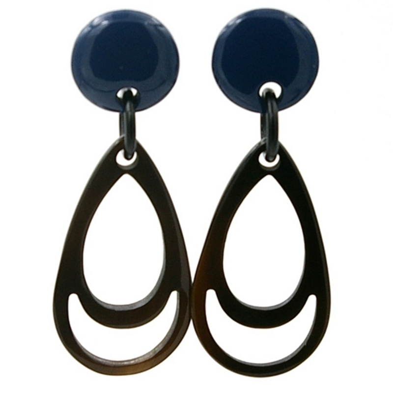 Oorbellen buffelhoorn druppel naturel met donkerblauw knop