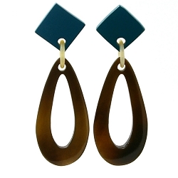 Oorbellen buffelhoorn druppel naturel met donkerblauw knop