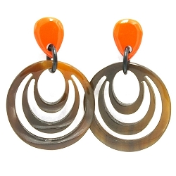 Oorbellen buffelhoorn cirkel met lacquer abricot knop
