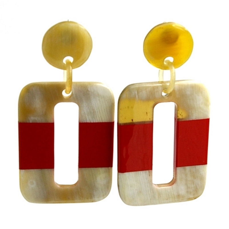 Oorbellen buffel hoorn vierkant met lacquer baan rood