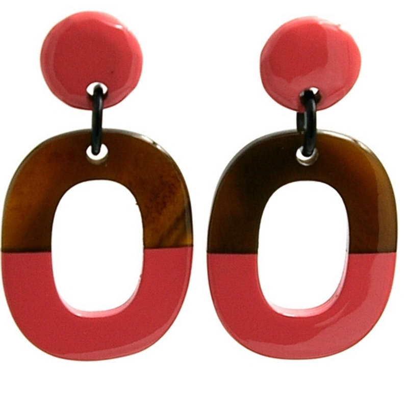 Oorbellen buffel hoorn ovaal half lacquer roze met roze knop