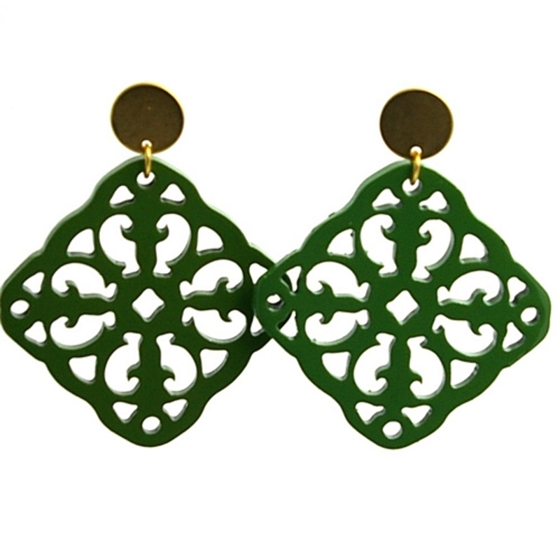 Oorbellen buffelhoorn ornament vierkant groen lacquer met gouden knop