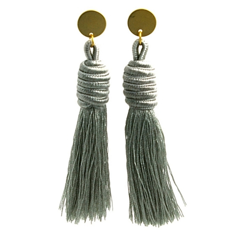 Oorbellen satijndraad kwast lichtgrijs met gouden steker