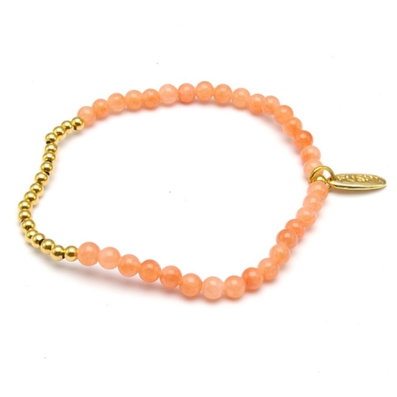 Armband 4mm steenkralen zalm met verguld gouden balletjes