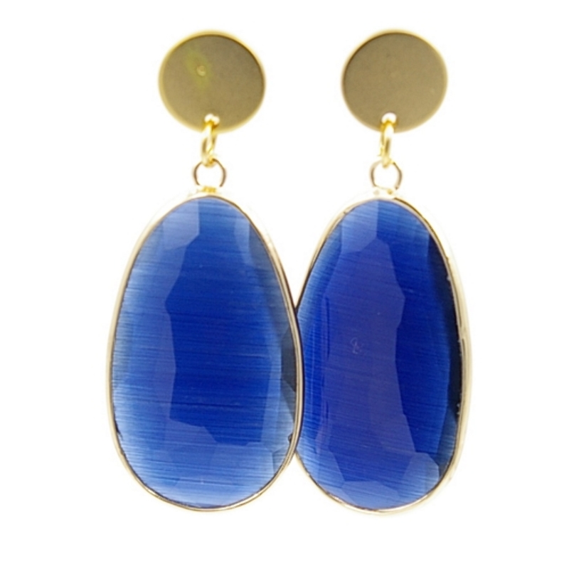 Oorbellen facetgeslepen druppel donkerblauw met gouden steker