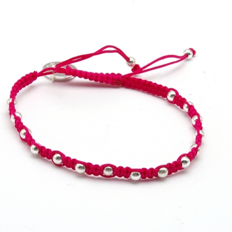 Armband macramee met verzilverden balletjes