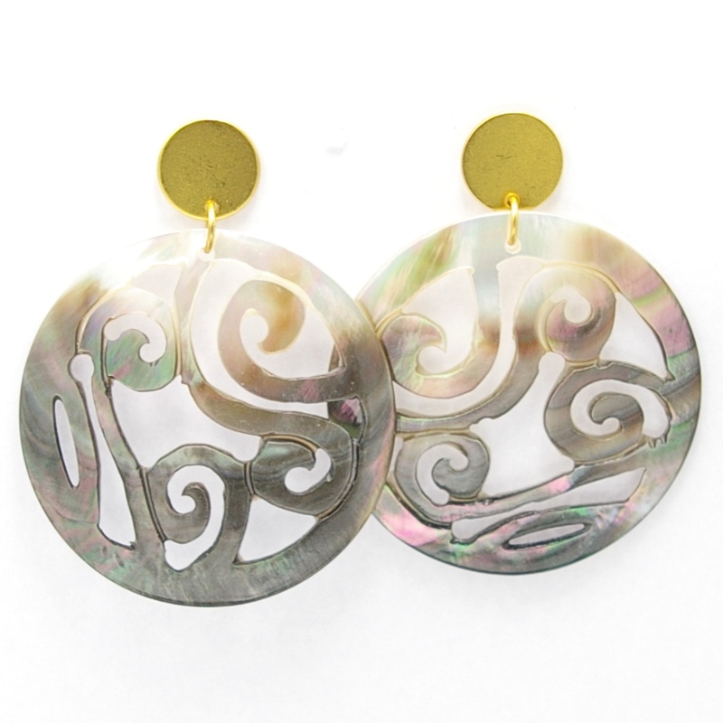 Oorbellen mother of pearl rond opengewerkt grijs gouden steker