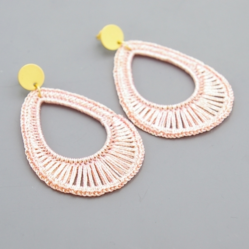 Oorbellen satijndraad druppel plain zalm