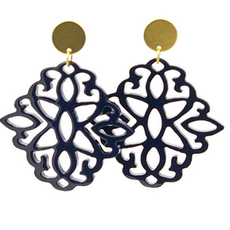 Oorbellen buffelhoorn ornament donkerblauw lacquer met gouden knop