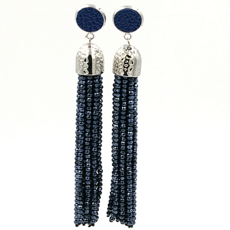 Oorbellen kwast facetkralen donkerblauw AB met metalen kapje en met leer ingelegde steker zilver