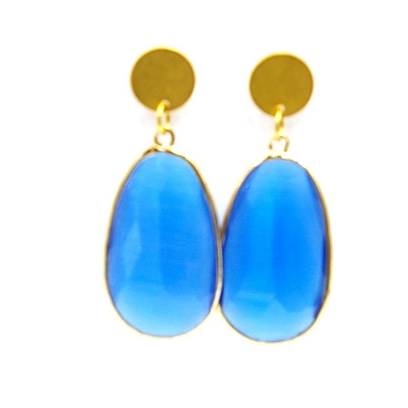 Oorbellen facetgeslepen druppel blauw met gouden steker