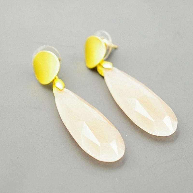 Oorbellen facetgeslepen druppel 13x38mm nude