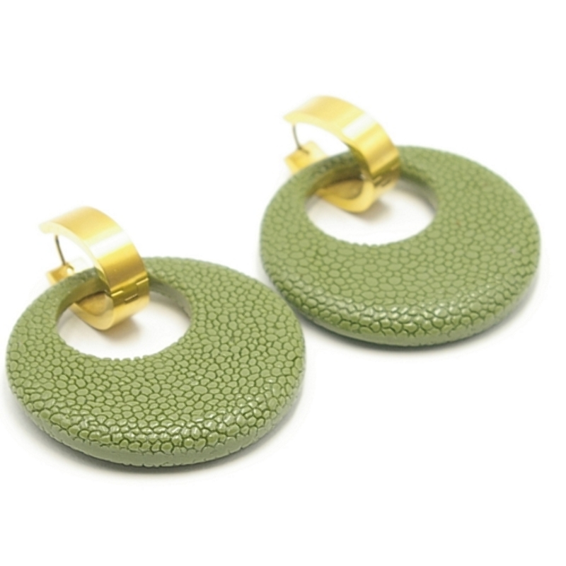 Oorbellen schelphars rond groot gat met creolen taupe