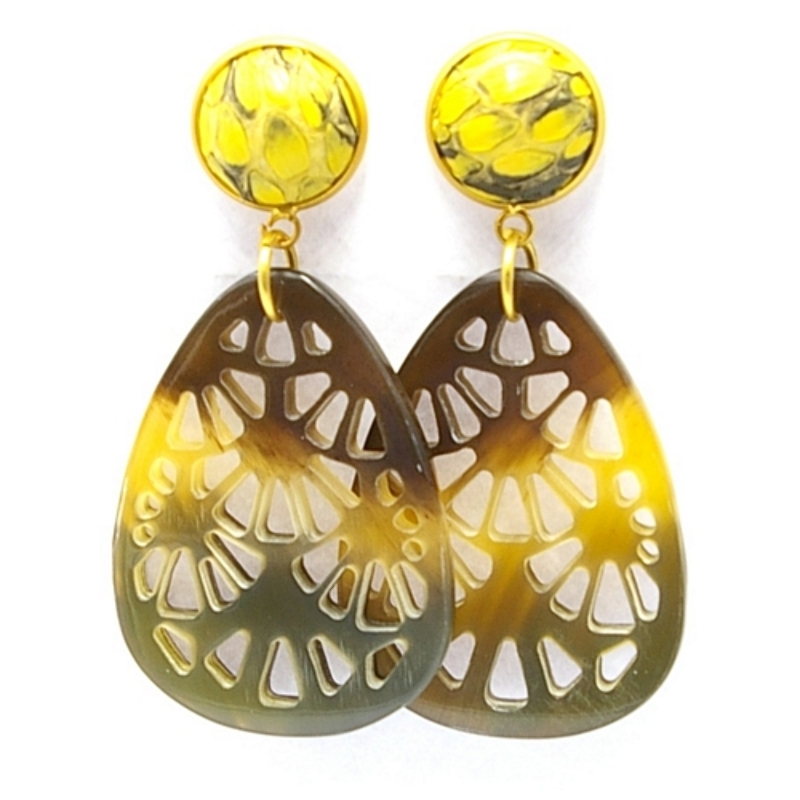 Oorbellen buffelhoorn druppel met snakeleer knop geel