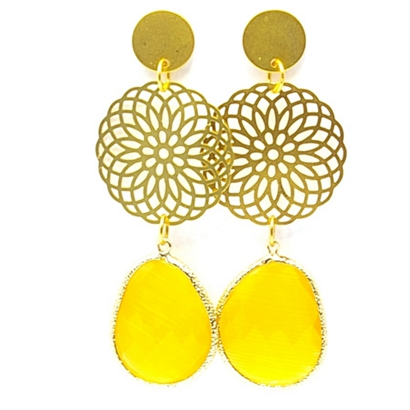 Oorbellen facet geslepen crystal ovaal geel met gouden rand en filligrain plaatje