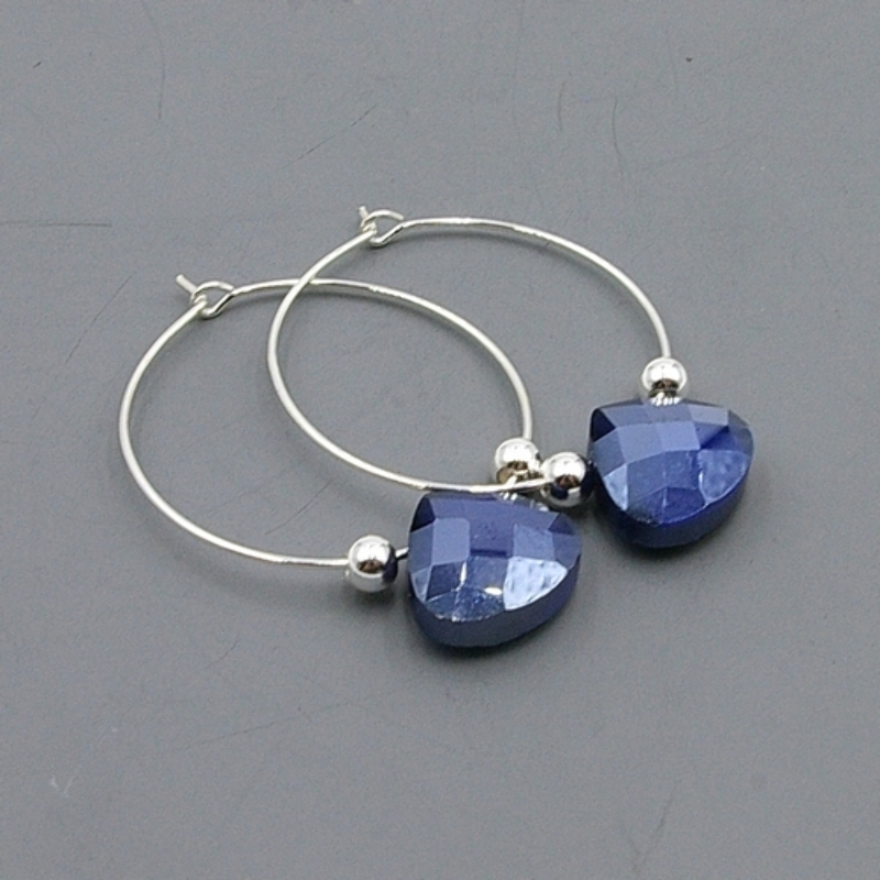 Oorbellen creolen zilver met facet geslepen druppel donkerblauw