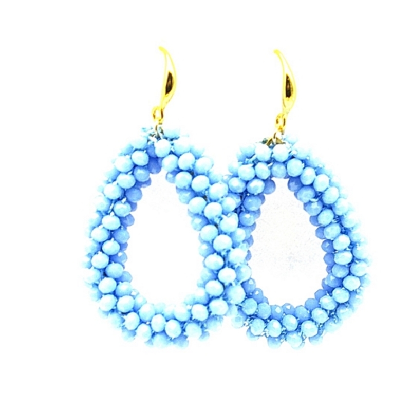 Oorbellen Candy klein lichtblauw facet met gouden haakjes