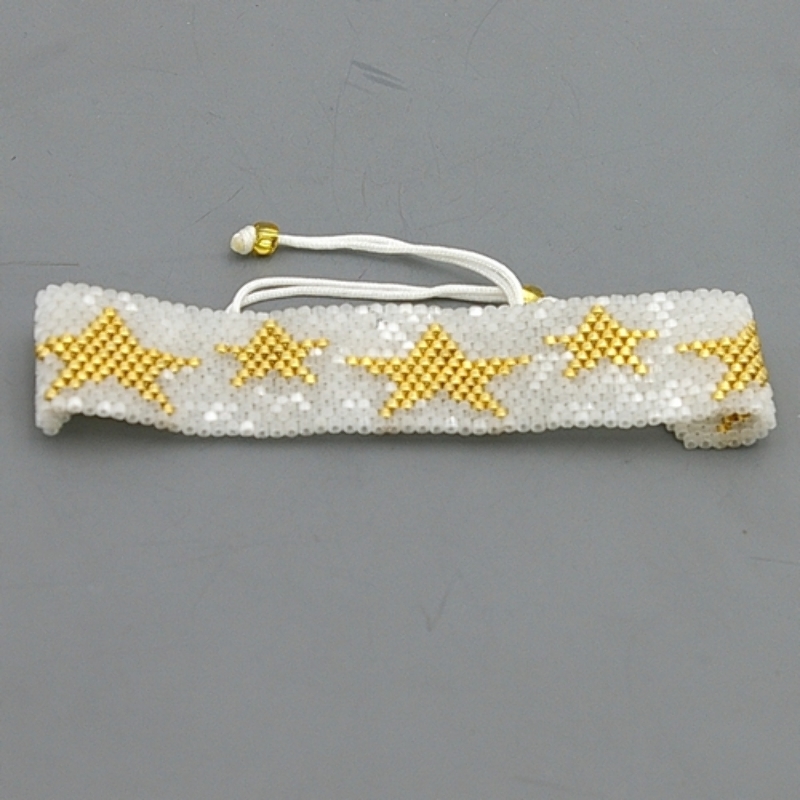 Armband plat geweven mijuki kraaltjes wit met gouden sterren