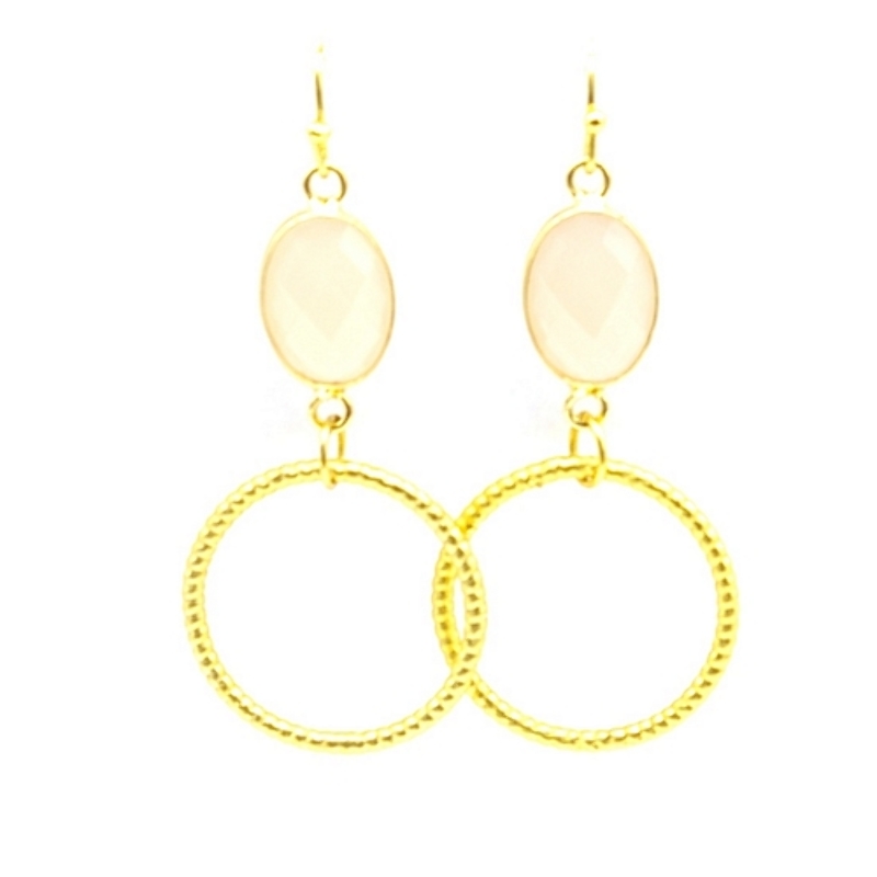 Oorbellen facetgeslepen tussenstuk nude met gouden metalen ring