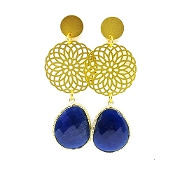 Oorbellen filligrain plaatje goud met facet geslepen druppel donkerblauw