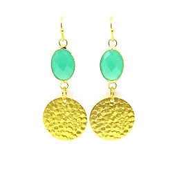 Oorbellen facetgeslepen glas groen met gouden plaatje