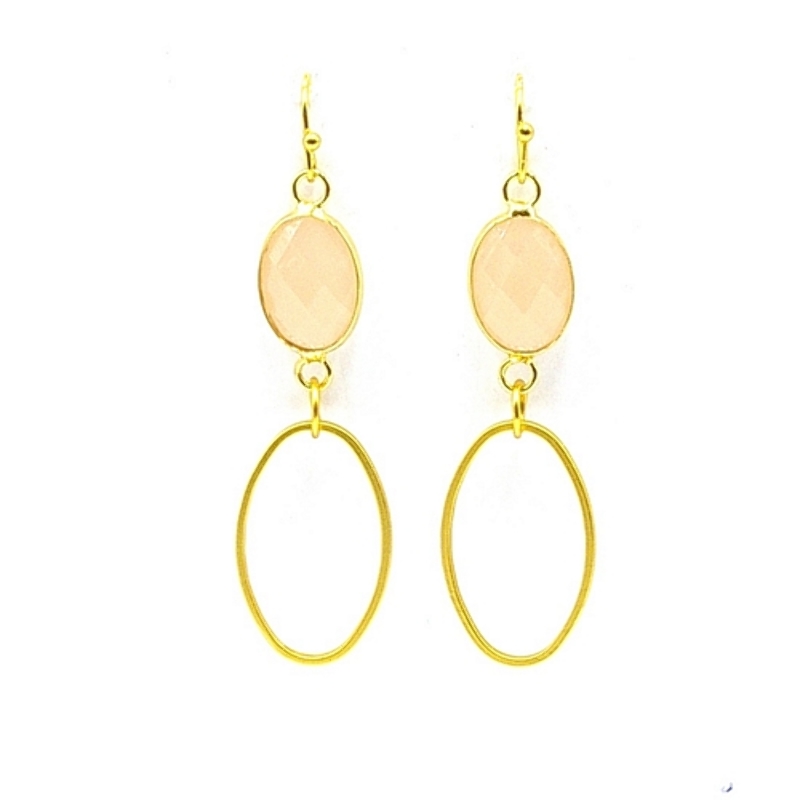 Oorbellen facetgeslepen glas nude met ovale gouden ring