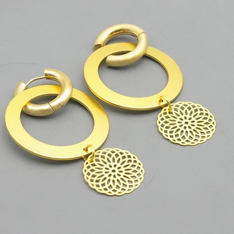 Oorbellen metaal creool met ring en filligrain plaatje goud