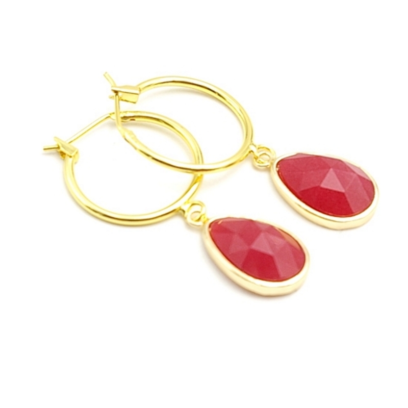 Oorbellen creolen goud met facet geslepen halfedelsteen druppel oranje/rood