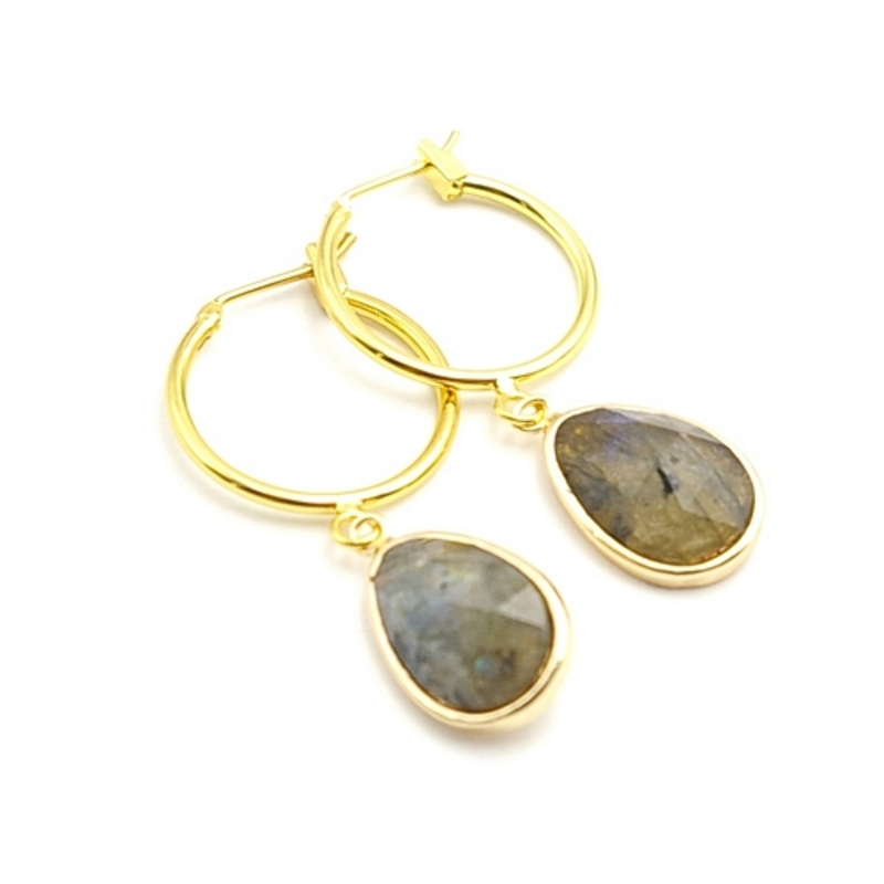 Oorbellen creolen goud met facet geslepen halfedelsteen druppel labradoriet